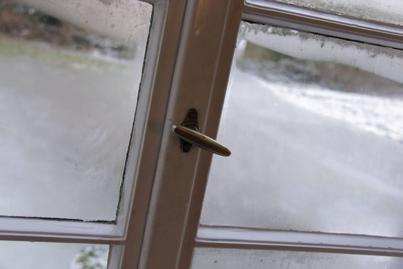 Fenster sind eine typische Kältebrücke in der Heizperiode.
