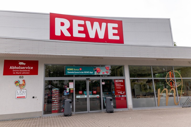 Der Eingang eines Supermarktes sollte gepflegt aussehen.