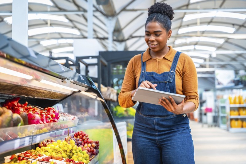 Saubere Obst- und Gemüsebereiche zeugen von einem gepflegten Supermarkt.