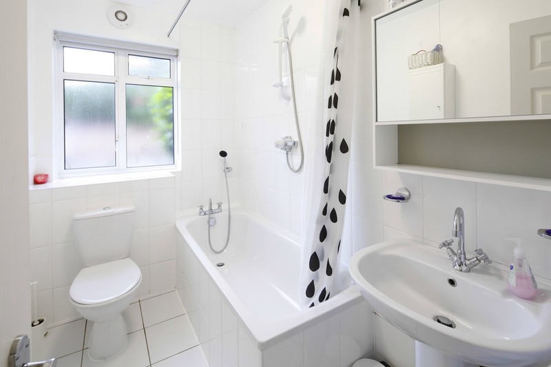 Bei der Reinigung vergessen viele Menschen den Duschvorhang immer wieder.