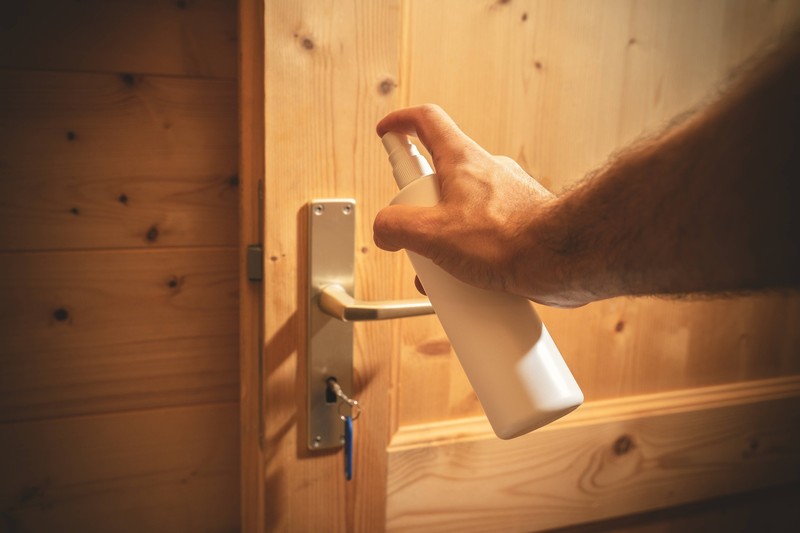 Die Türklinke im Badezimmer geht durch viele Hände.