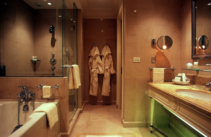 Durch einfache Fehler entstehen Bakterien und Schimmel im Badezimmer.