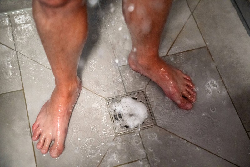 Was sollte man tun, wenn der Duschabfluss stinkt?