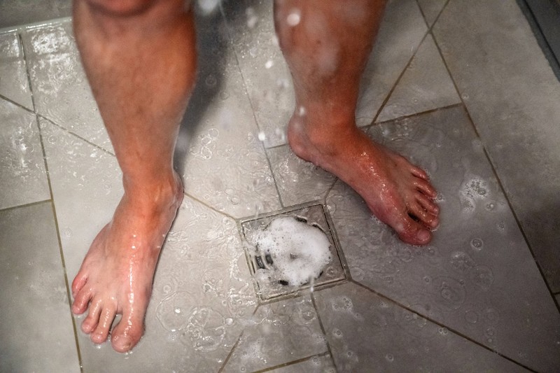 Was sollte man tun, wenn der Duschabfluss stinkt?
