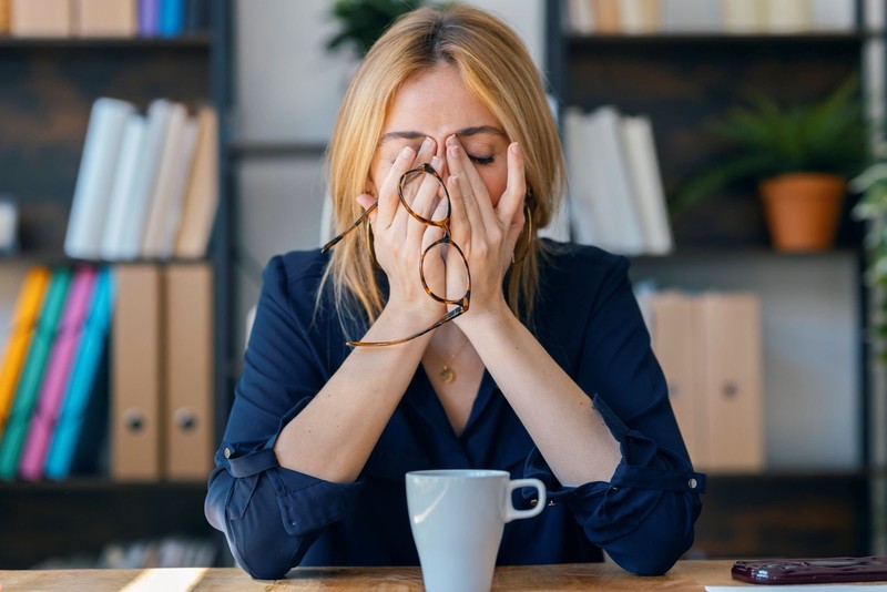 Müdigkeit mitten am Tag betrifft jede dritte Person.