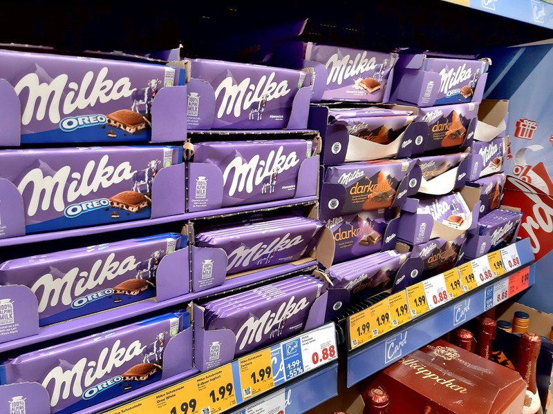 Die Discounter und Supermarktketten passen ihre Preise bei der Milka-Schokolade an.