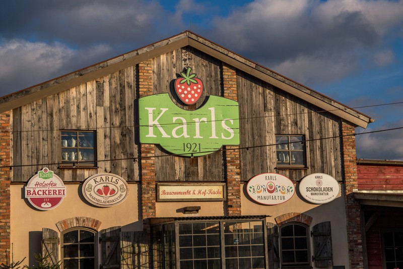 Karls Erdbeerhof schränkt den Verzehr ein und viele Besucher*innen regen sich auf.