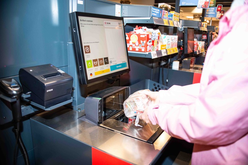 Kaufland setzt in Zukunft auf mehr SB-Kassen und führt einen KI-Scan ein.