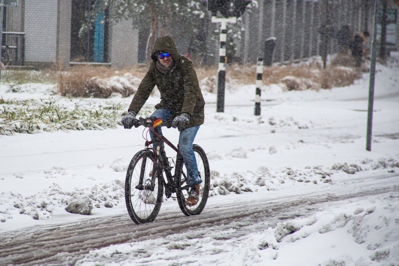 Bei Schnee ist weniger Reifendruck sicherer.