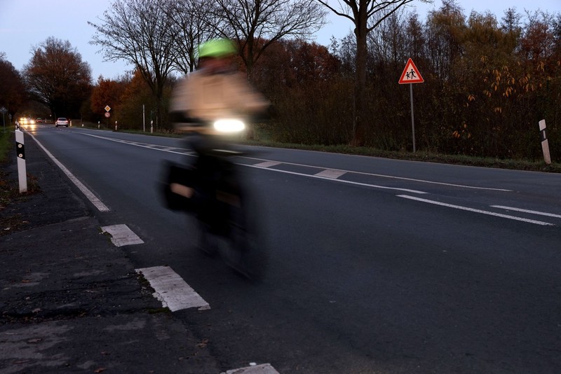 Helle, reflektierende Kleidung erhöht die Verkehrssicherheit im Winter.