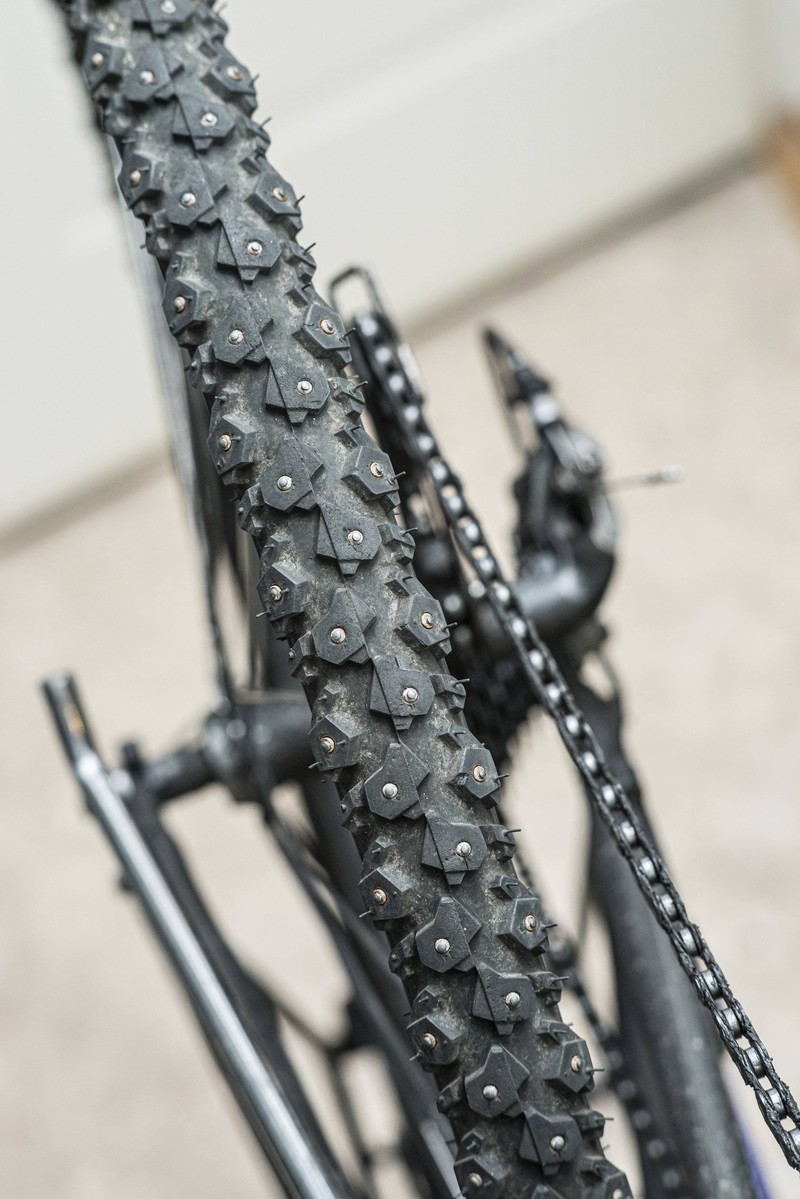 Mit Spikes finden Fahrradreifen besseren Halt auf rutschigen Straßen.