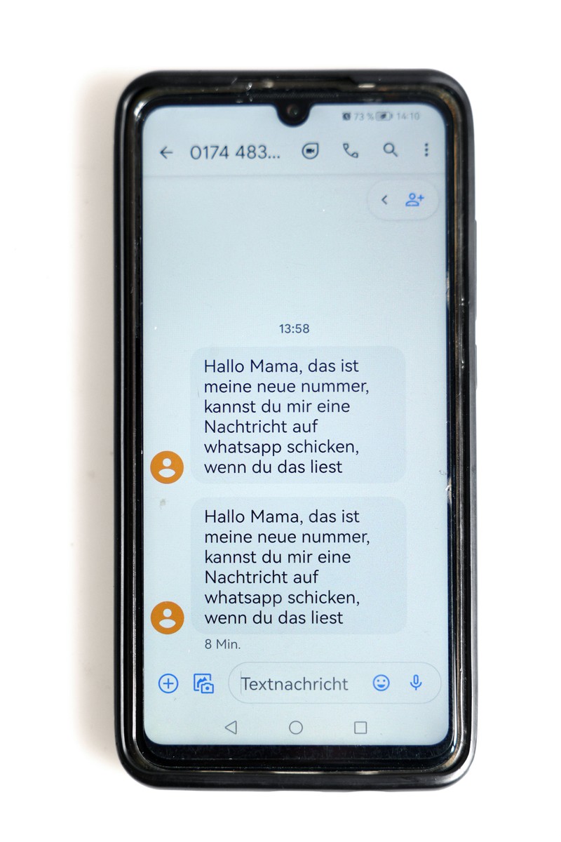 Bei der sogenannten Mama-Papa-SMS geben sich Betrüger*innen per SMS oder WhatsApp als Sohn oder Tochter aus.