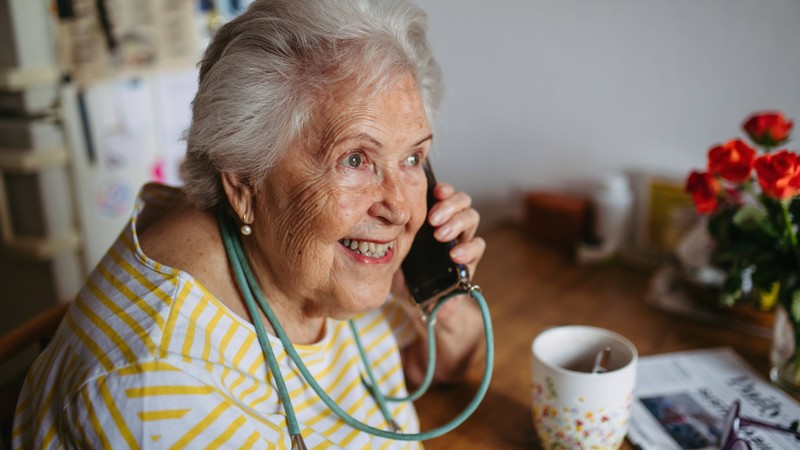 Dank Künstlicher Intelligenz (KI) reichen den Tätern schon ein paar Sekunden von deinem „Hallo“, um deine Stimme fast perfekt zu kopieren.