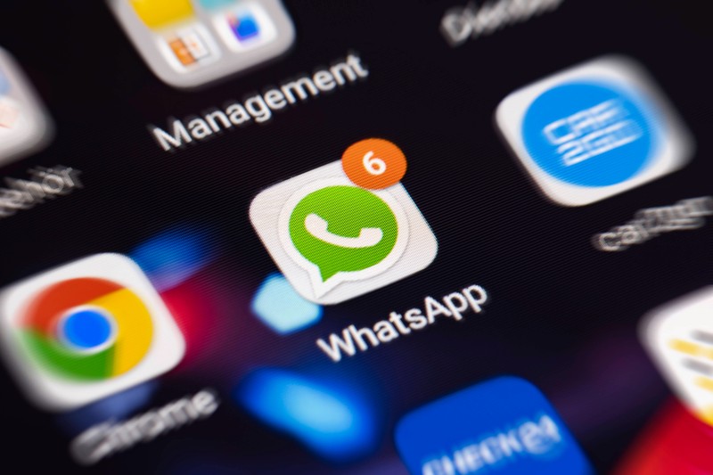 Falsche WhatsApp-Mail droht mit Kontosperre: So wollen Betrüger an Daten kommen.