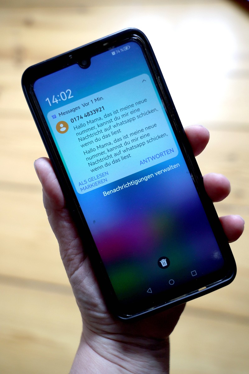 Internetbetrug erkennt man oft an Zeitdruck, unerwarteten Nachrichten, fehlerhaften Texten und der Aufforderung oder sensible Daten preiszugeben.