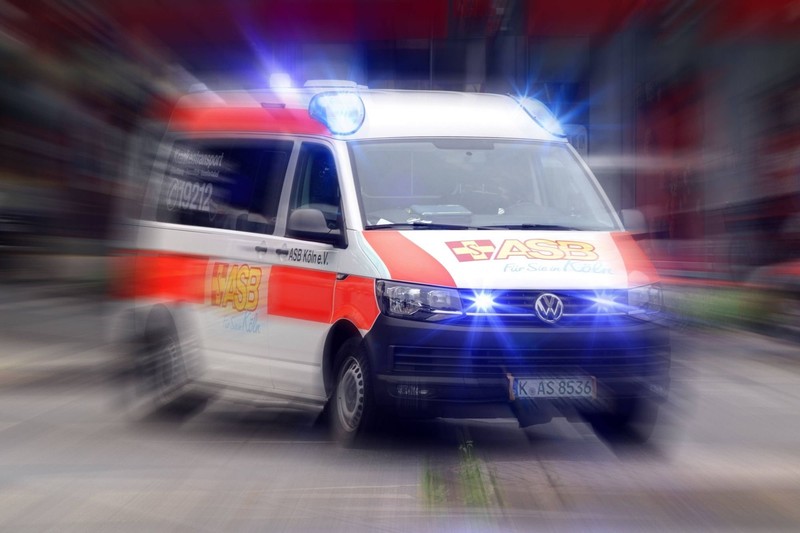 Bei einem Schlaganfall erfolgt der Transport ins Krankenhaus mit dem Rettungswagen.