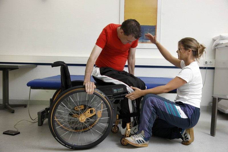 Halbseitige Lähmungen sind typische Symptome eines Schlaganfalls.