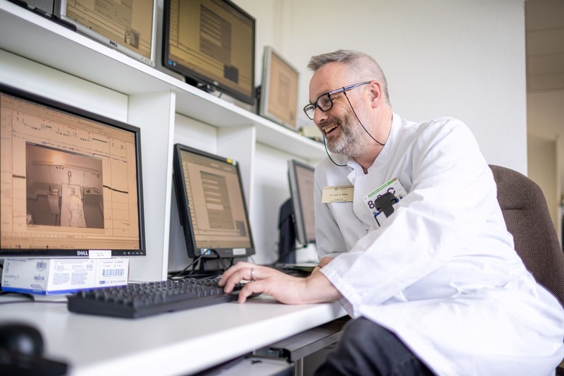 Ein Besuch beim Arzt oder im Schlaflabor klärt vieles auf.