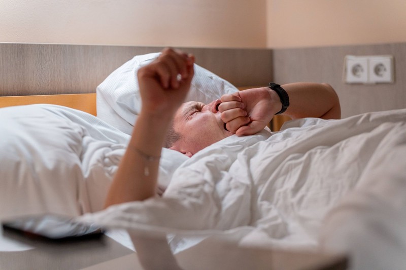 Viele Menschen sind ständig müde, weil sie nachts nicht einschlafen oder ständig aufwachen.