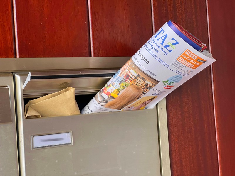 Ein voller Briefkasten zeigt, dass das Haus aktuell leer steht.