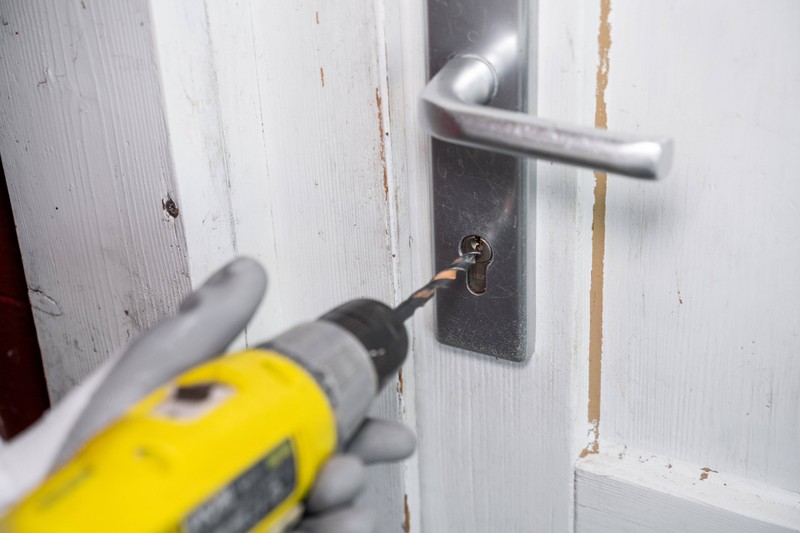 Unangekündigte Dienstleister*innen sollten mit Vorsicht behandelt werden.