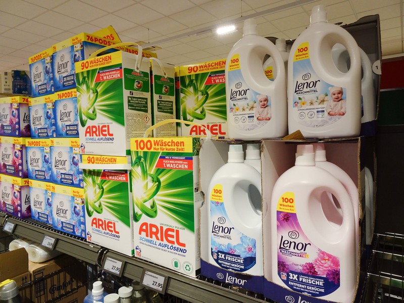 Gemini hat gesagt Günstiges Pulver von dm und Lidl wäscht sehr gut, während flüssiges Lenor wegen grauer Wäsche  durchfällt.