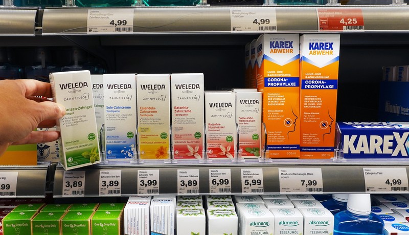Gemini hat gesagt Während Discounter-Eigenmarken beim Kariesschutz mit „Sehr gut“ abräumen, fallen teure Naturkosmetik-Marken wie Weleda oder Lavera wegen fehlendem Fluorid komplett durch.