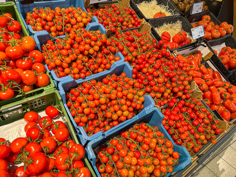 Öko-Test entdeckt verschiedene Pestizide bei Snacktomaten.
