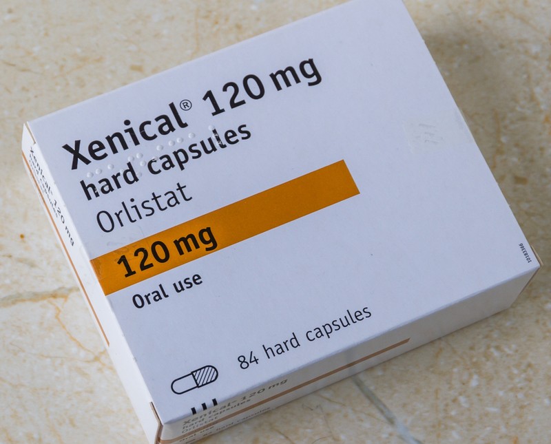 Während Abnehmspritzen wie Wegovy helfen sollen, fallen rezeptfreie Mittel wie Orlistat wegen mangelnder Wirkung und starker Nebenwirkungen durch.