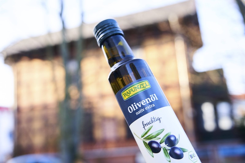 Während Cosmo di Russo und Alnatura im Test glänzen, fallen dmBio und Dennree wegen ranzigem Geschmack und Mineralölbelastung durch.