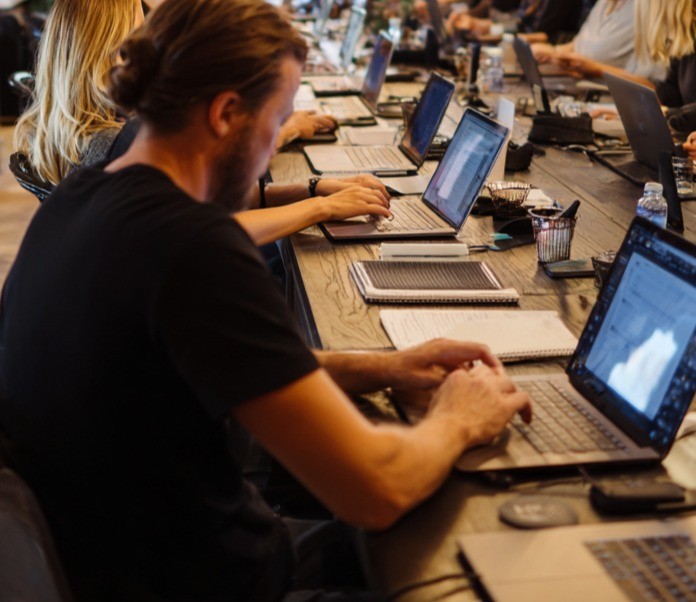 Große Unternehmen verschärfen die Regeln und fordern ihre Mitarbeiter*innen wieder zur Rückkehr ins Büro auf.