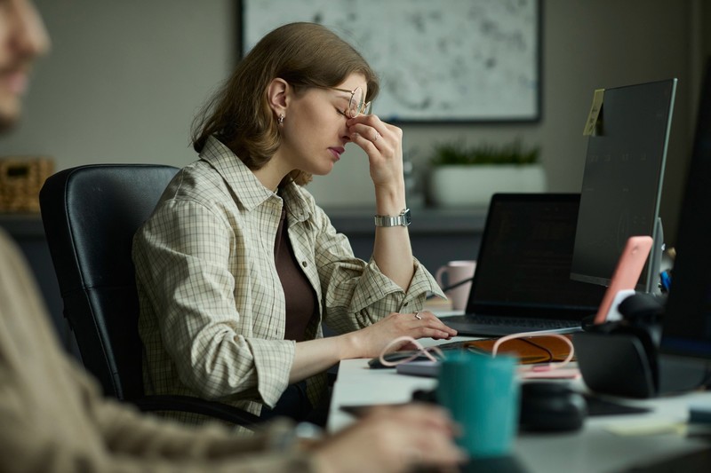 Ob dein Chef dich einfach so zurück ins Büro beordern kann, entscheidet meist der Blick in deinen Vertrag.