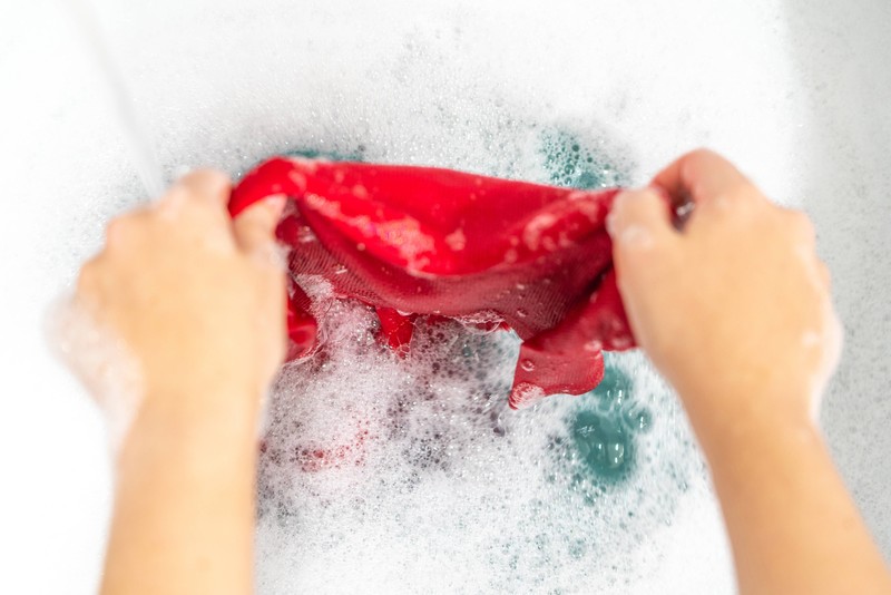 Auch Wäsche solltest du nicht „nur mal eben schnell“ unter der Dusche waschen.