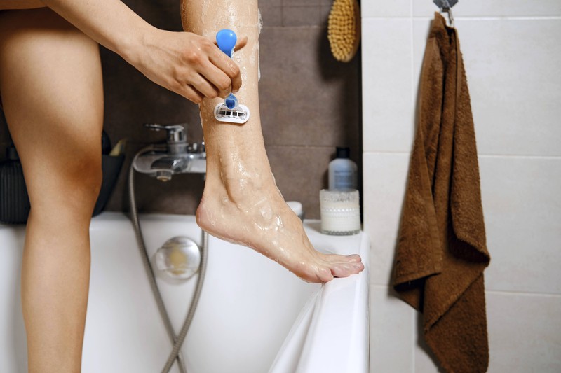 Fast jede Person rasiert sich unter der Dusche. Doch wie schlau ist das eigentlich?