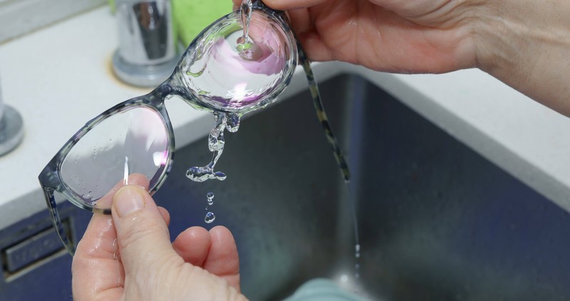 Solltest du deine Brille unter der Dusche reinigen?