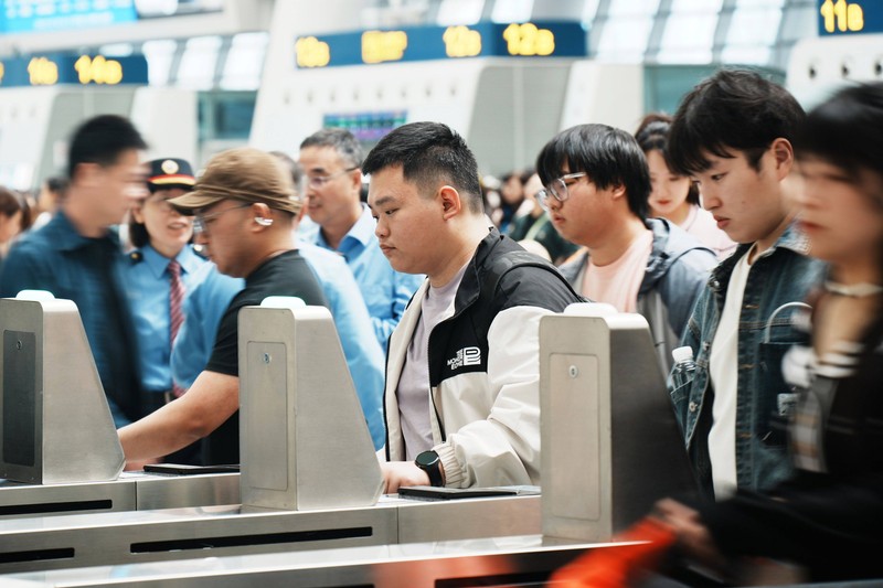 Bei Reisen ins Ausland solltest du deine Tickets ausdrucken.