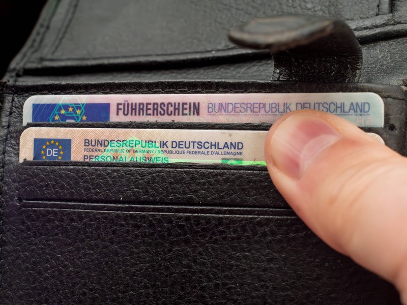 Führerschein und Personalausweis sollten immer in Kartenform mitgenommen werden.