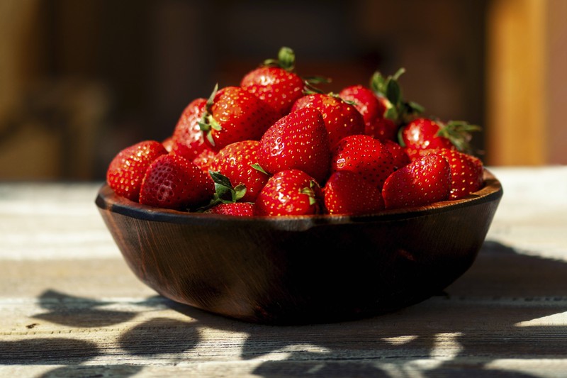 Erdbeeren selber zu pflücken, kann im Sommer ein leckeres Erlebnis werden.