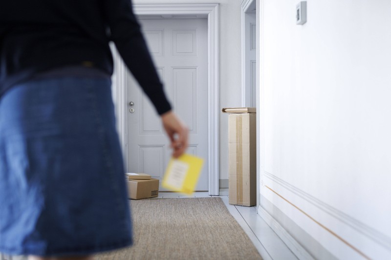 Die Nachbarschaft nimmt ein Paket an und es geht verloren. Wer haftet?