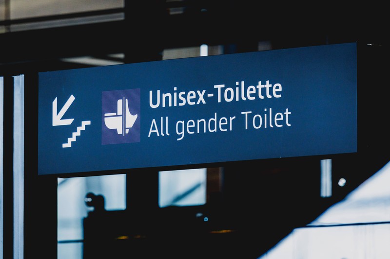 Es gibt Apps, die dir dabei helfen, saubere Toiletten zu finden.