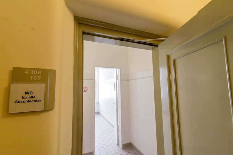 In Unis und Bibliotheken kann man meist problemfrei auf Toilette gehen.
