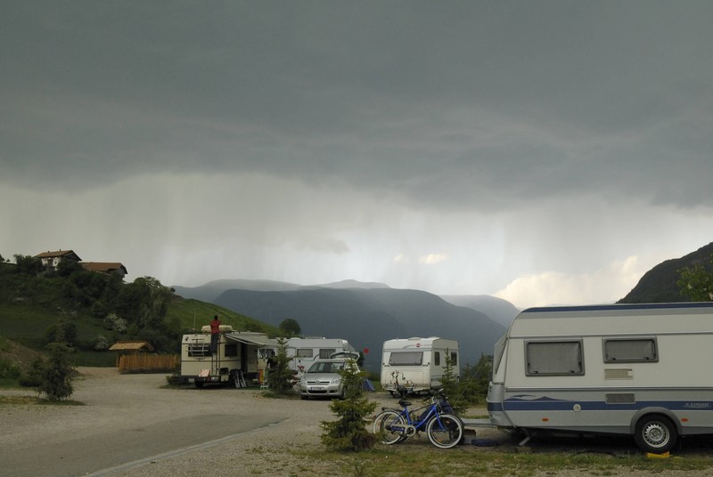 Dass das Auto bei Gewitter einer der sichersten Orte überhaupt ist, stimmt tatsächlich, aber...