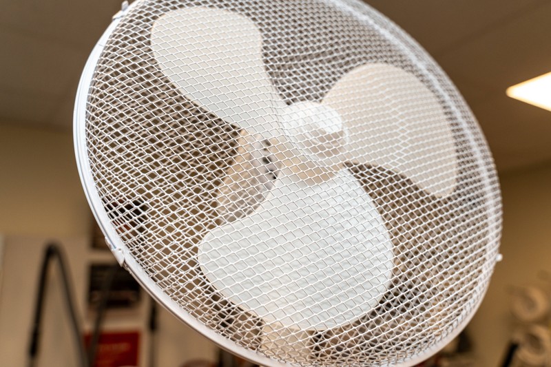 Ventilatoren kühlen nicht, sie wälzen die Luft nur um.